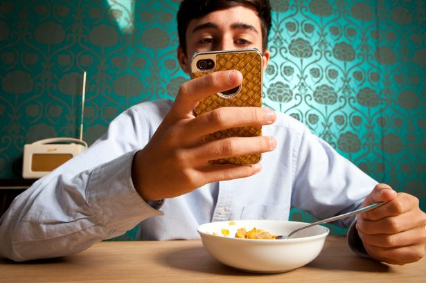 Thói quen ăn uống sai lầm: Vừa ăn vừa xem điện thoại