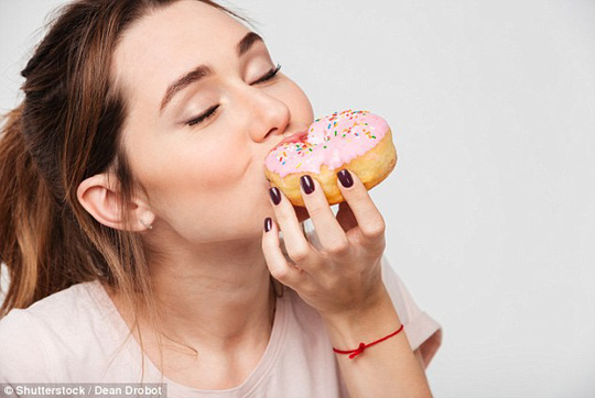 Thường xuyên muốn ăn đồ ngọt là phản ứng khi tiêu thụ đường quá mức